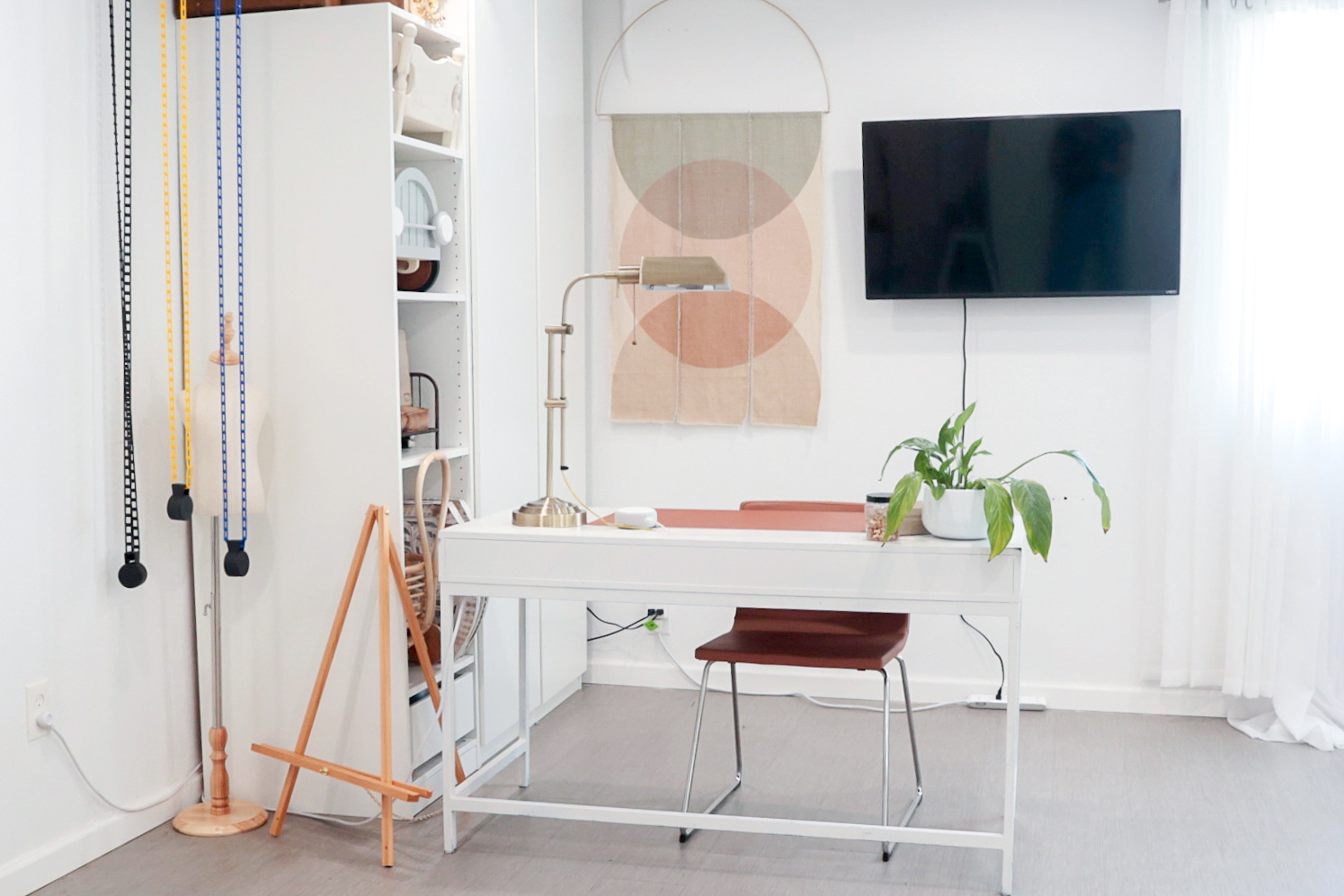 Photo studio for rent - desk for personal branding photos