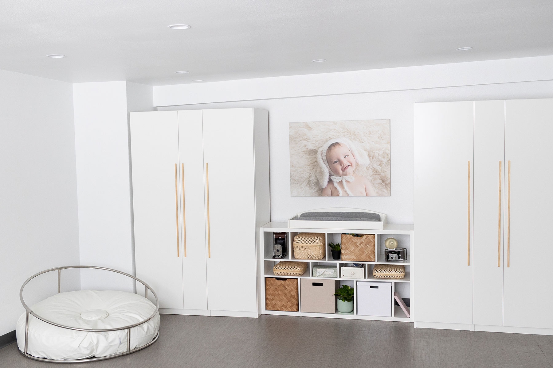 Newborn photography studio for rent with posing tools